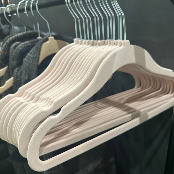 New Velvet Hangers in Packs of 15. Baby Clothing & Pet Clothing. - Picture 8 of 11